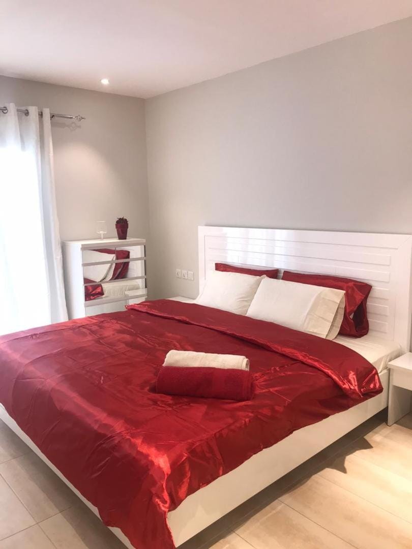 Bed, Photo of the whole room, Bedroom, towels
