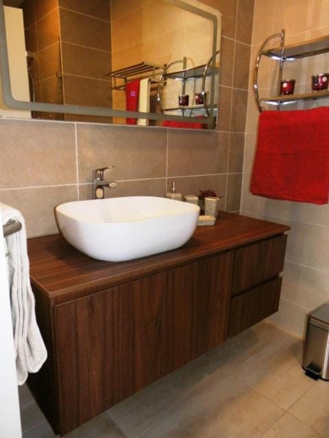 Bathroom, towels