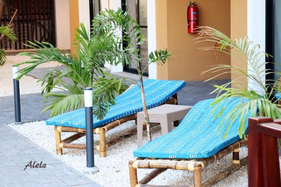 Patio, Day, sunbed