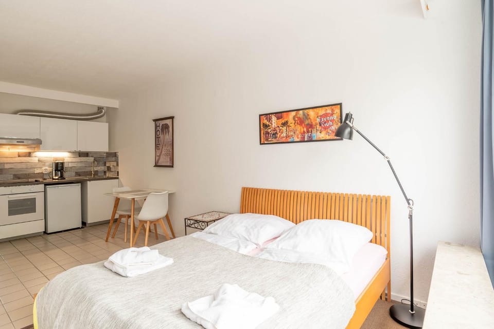 Bed, Kitchen or kitchenette