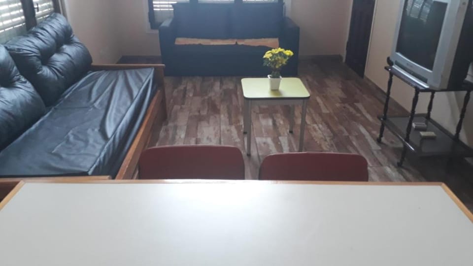 Casa F.U.Camet a 50 mts del mar y 100 mts playa House in Buenos Aires Province