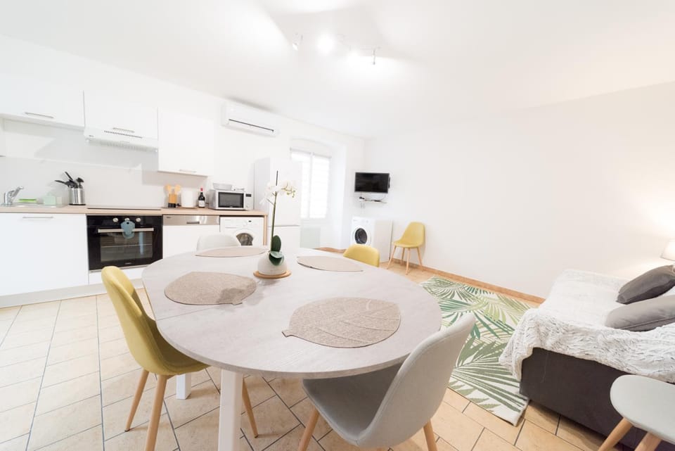 Kitchen or kitchenette, Dining area