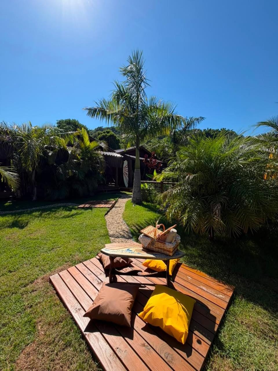 Garden, Food and drinks, Dining area, Food, Garden view, Breakfast