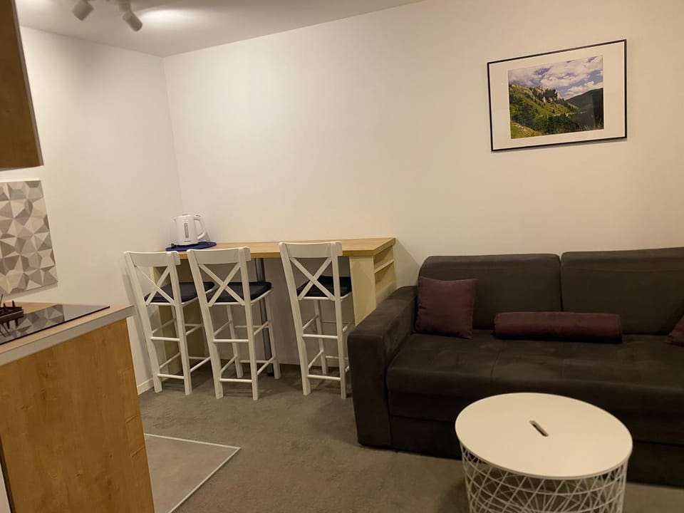 Kitchen or kitchenette, Seating area