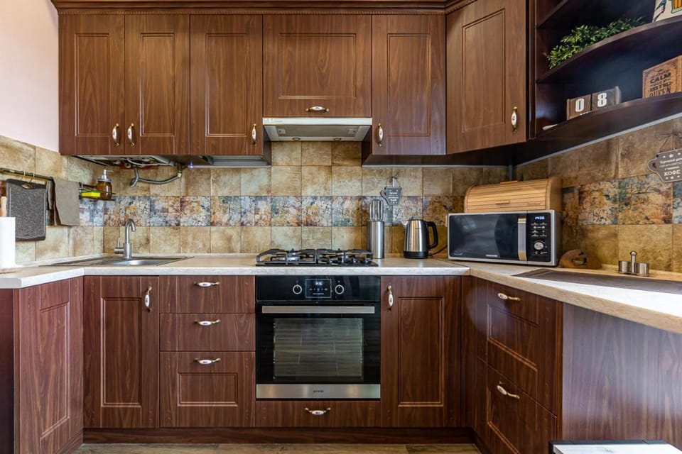 Coffee/tea facilities, Kitchen or kitchenette, oven, stove, toaster