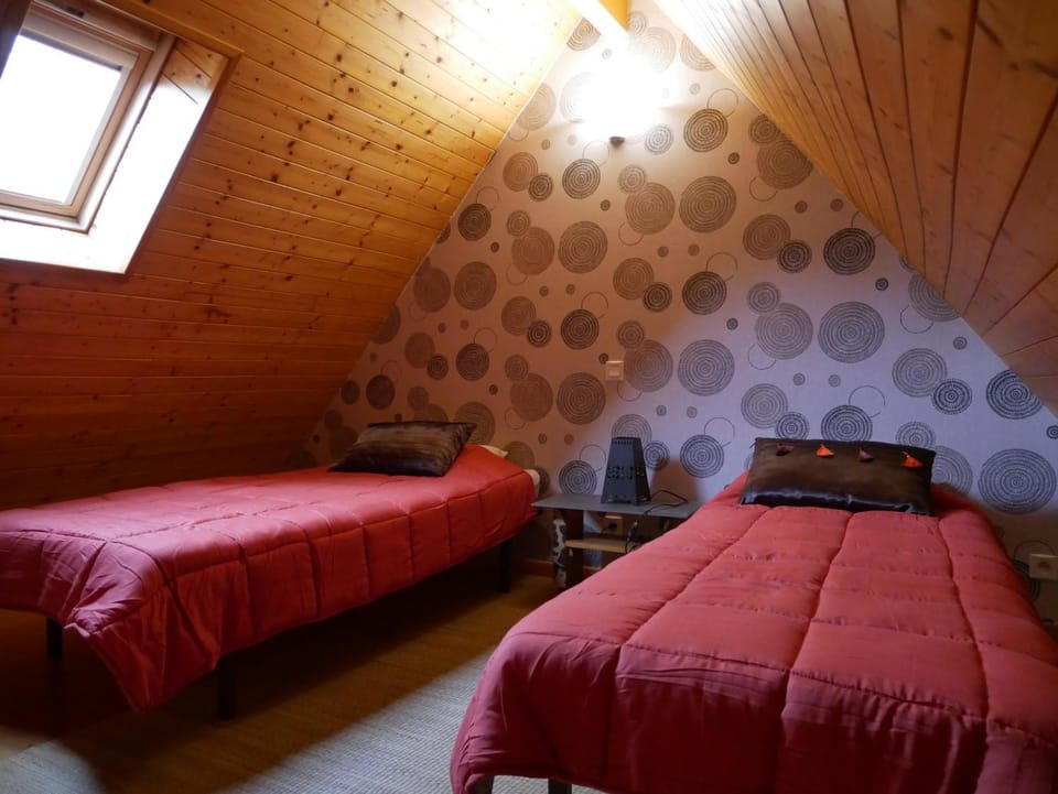 Photo of the whole room, Bedroom
