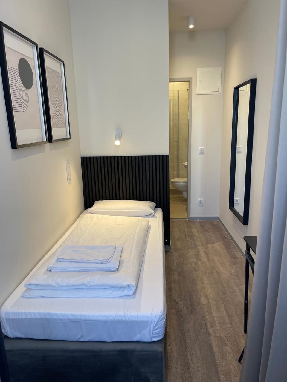 Motel Blue - Minimalist Boutique Hotel Bed and Breakfast in Berlin
