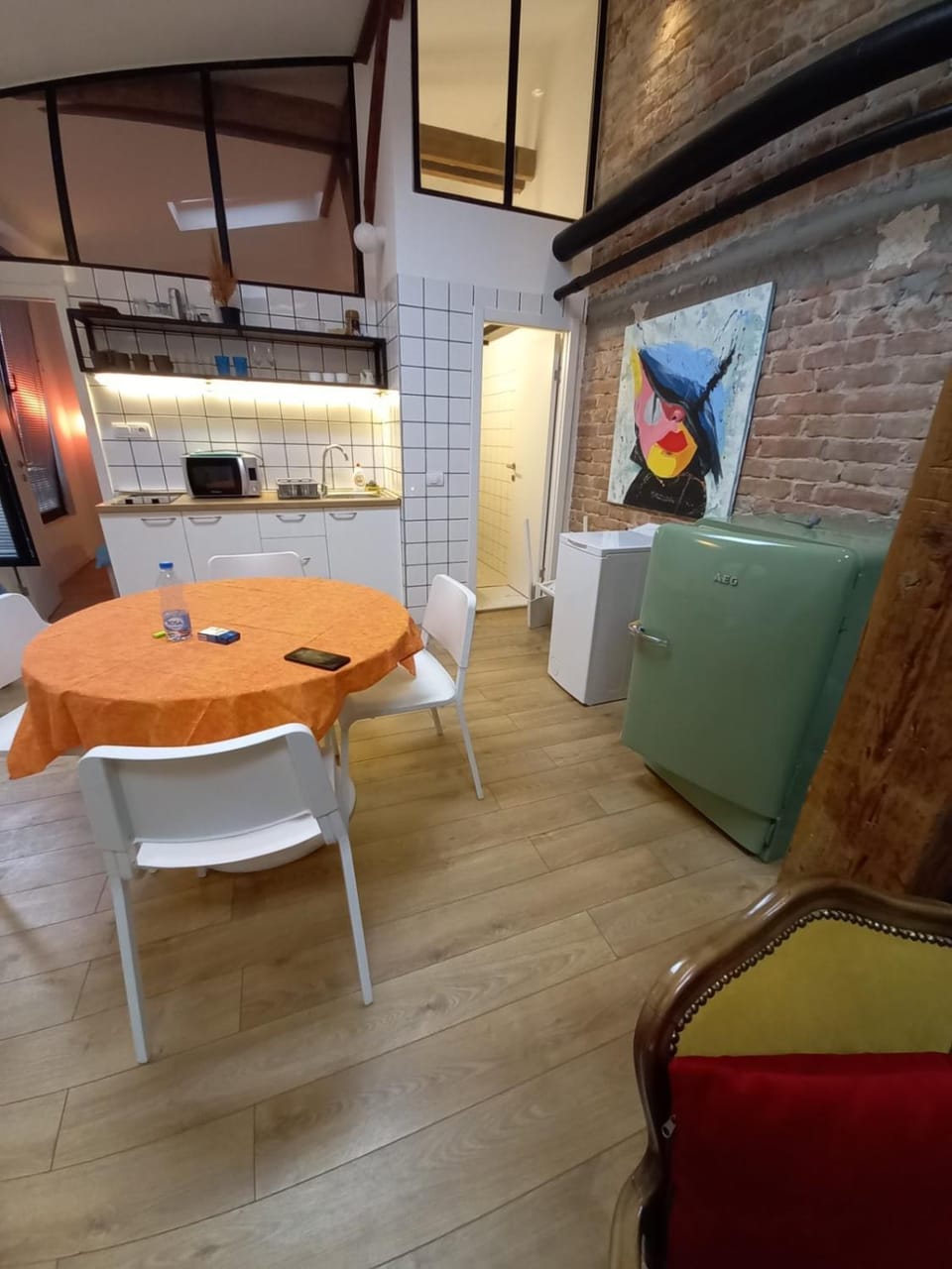 Kitchen or kitchenette, Dining area