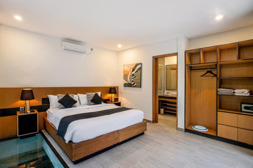 Bed, Photo of the whole room, Bedroom, safe, wardrobe, air conditioner