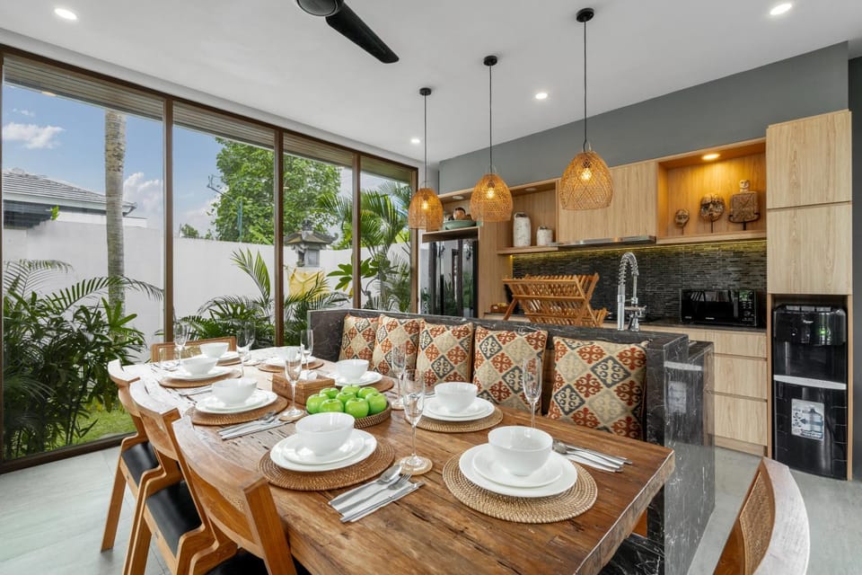 Coffee/tea facilities, Kitchen or kitchenette, Seating area, Dining area, oven, stove