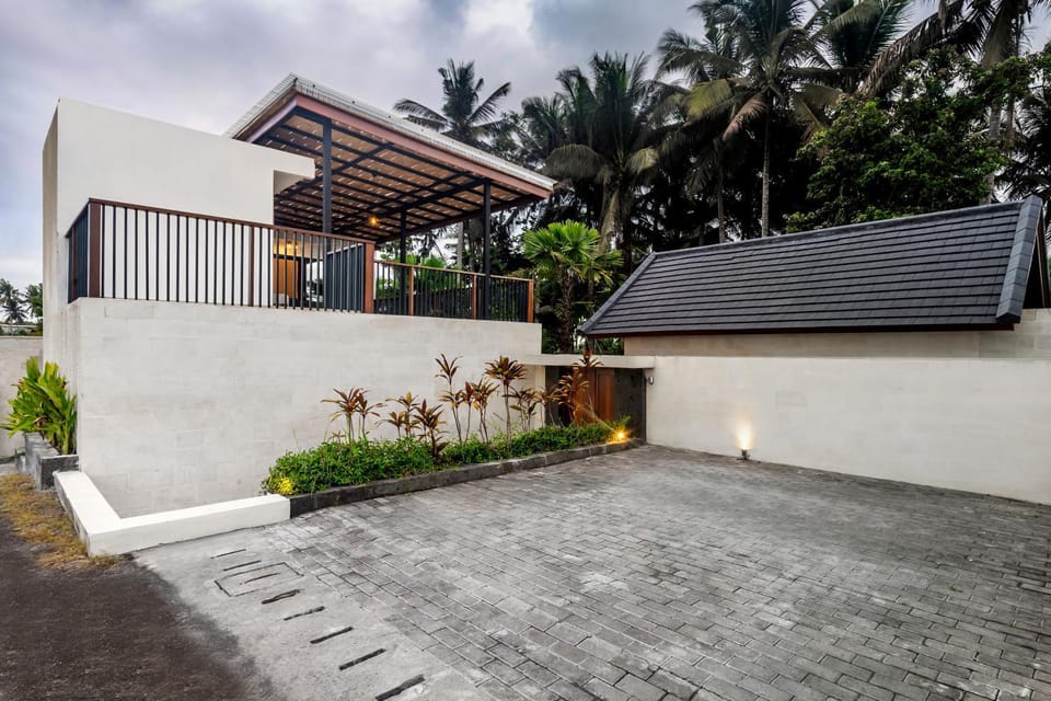 Property building, Facade/entrance, Parking