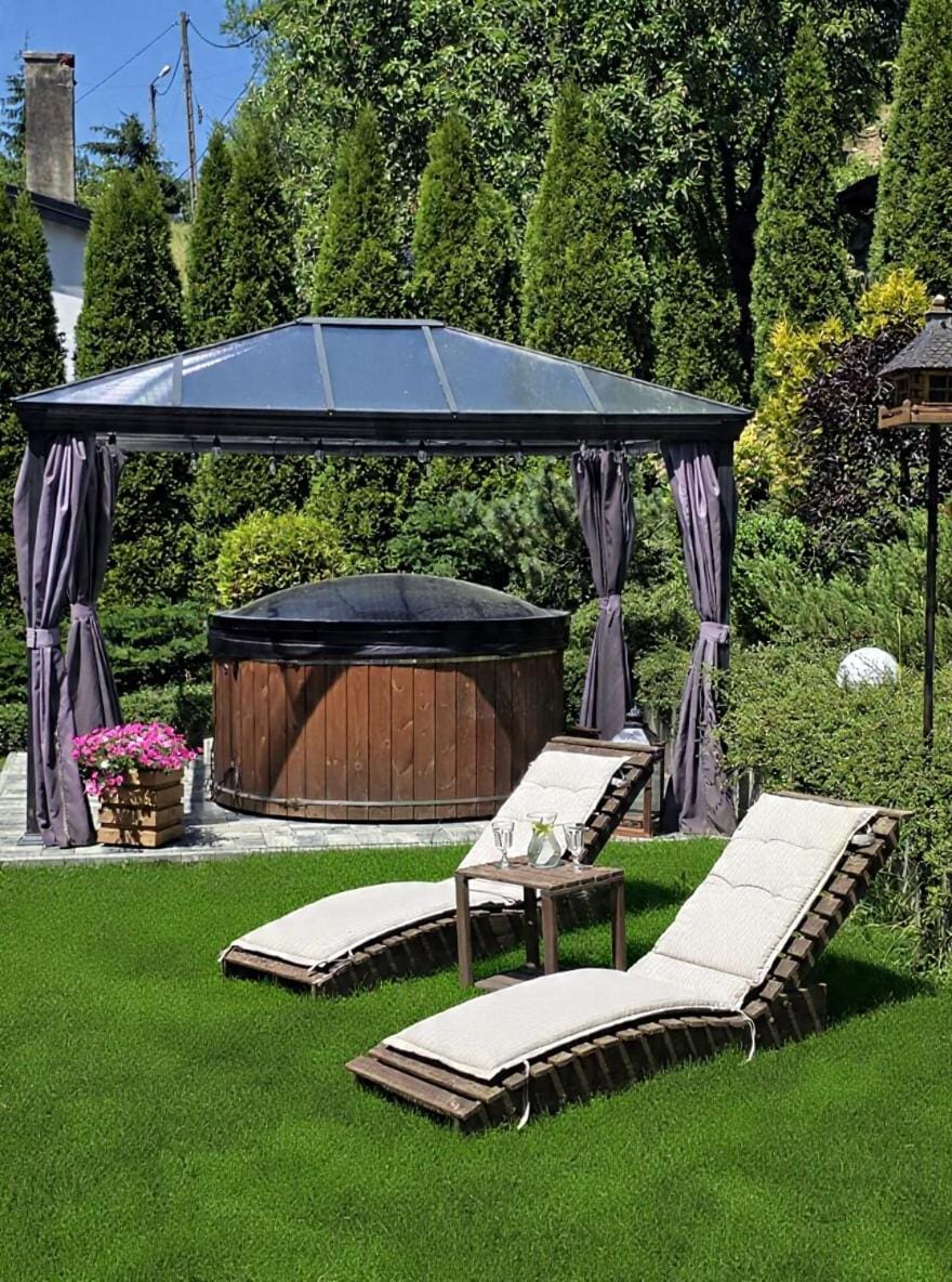 Garden, Hot Tub
