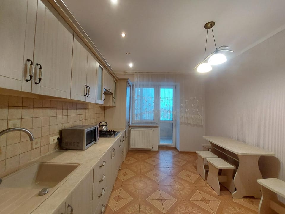 Kitchen or kitchenette, Dining area, stove