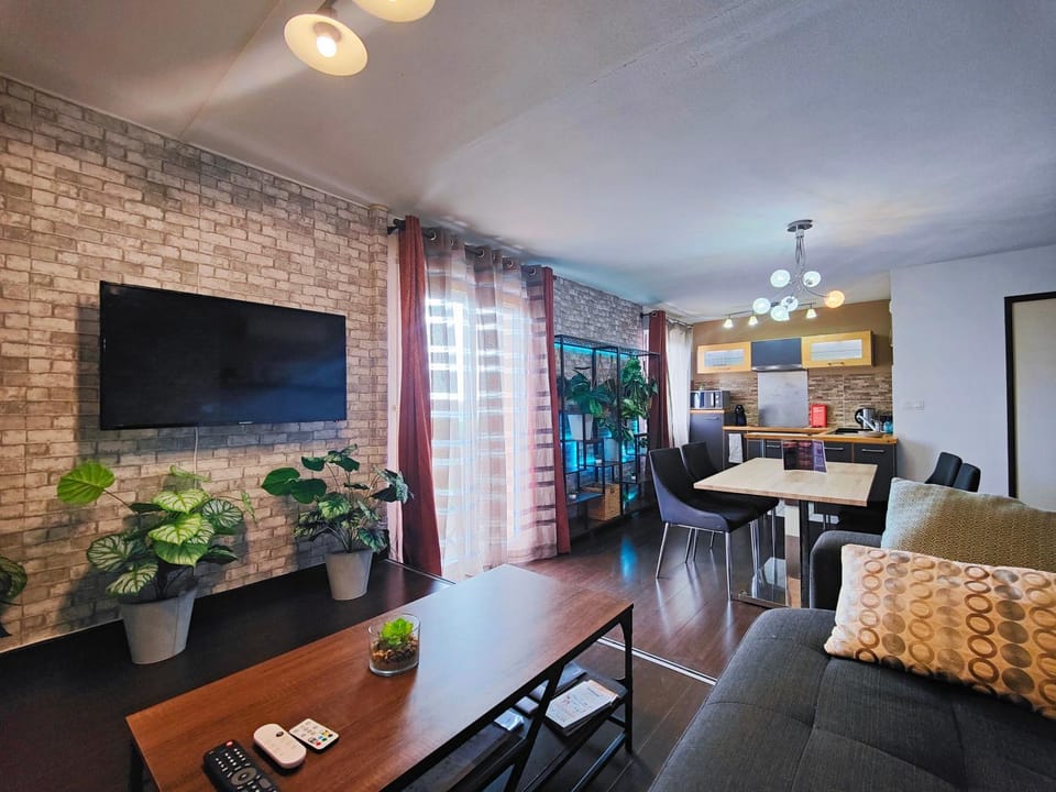 Kitchen or kitchenette, Seating area, Dining area