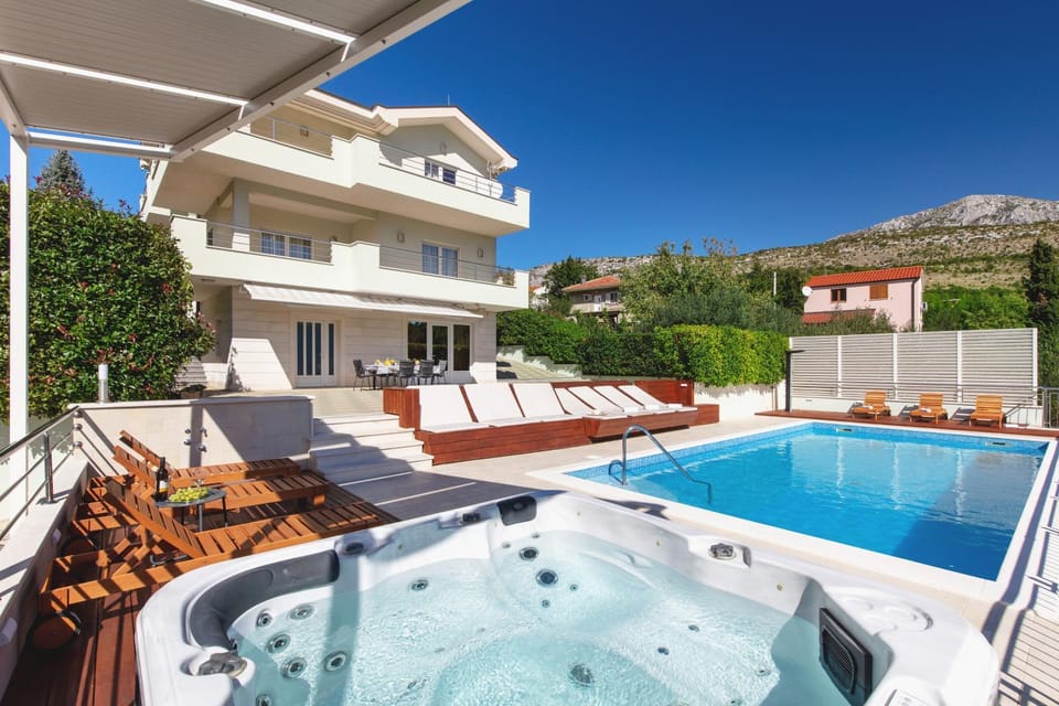 Property building, Facade/entrance, Hot Tub, Swimming pool