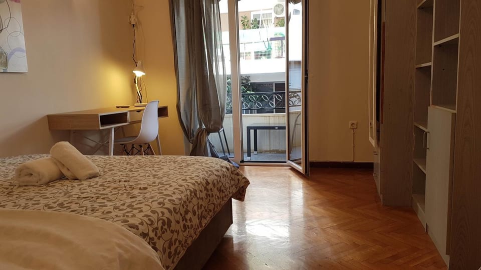 Teal Apartment - Athens Center, 4 BD, 2 BATH Apartment in Athens