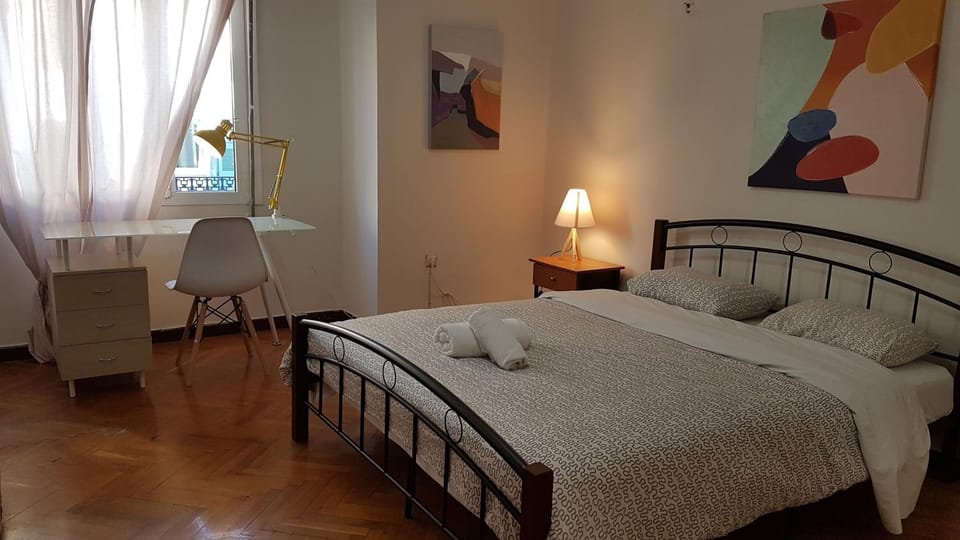 Teal Apartment - Athens Center, 4 BD, 2 BATH Apartment in Athens