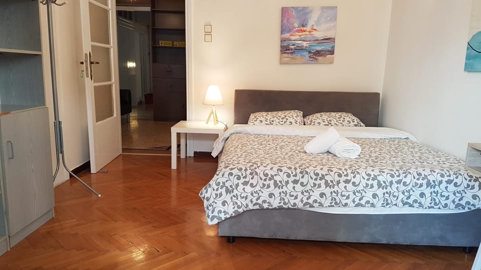 Teal Apartment - Athens Center, 4 BD, 2 BATH Apartment in Athens