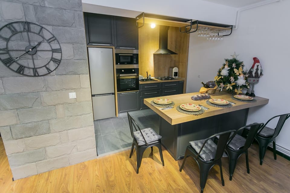 Kitchen or kitchenette, Dining area