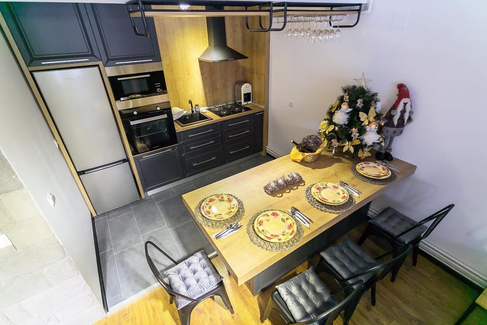 Kitchen or kitchenette, Dining area