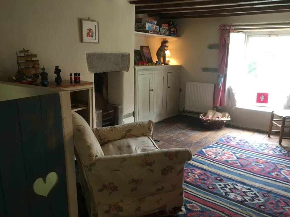 The Hillis Farmhouse - 6 Bed - Sleeps 11 - Pets House in Wales