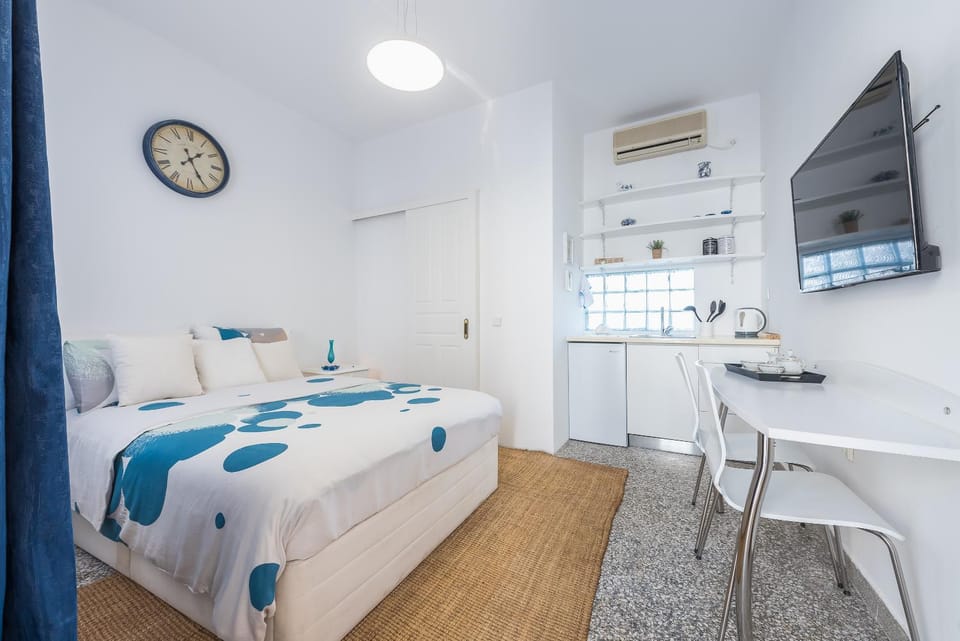 Nearby landmark, Restaurant/places to eat, Bed, Day, Neighbourhood, Photo of the whole room, Supermarket/grocery shop