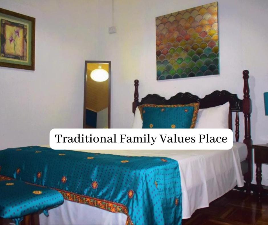 Bed, Photo of the whole room, Bedroom, Text overlay