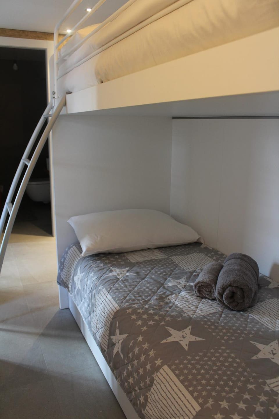 Bedroom, bunk bed