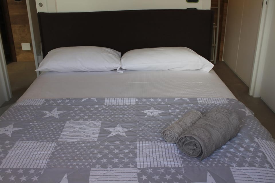 Bed, Bedroom, towels