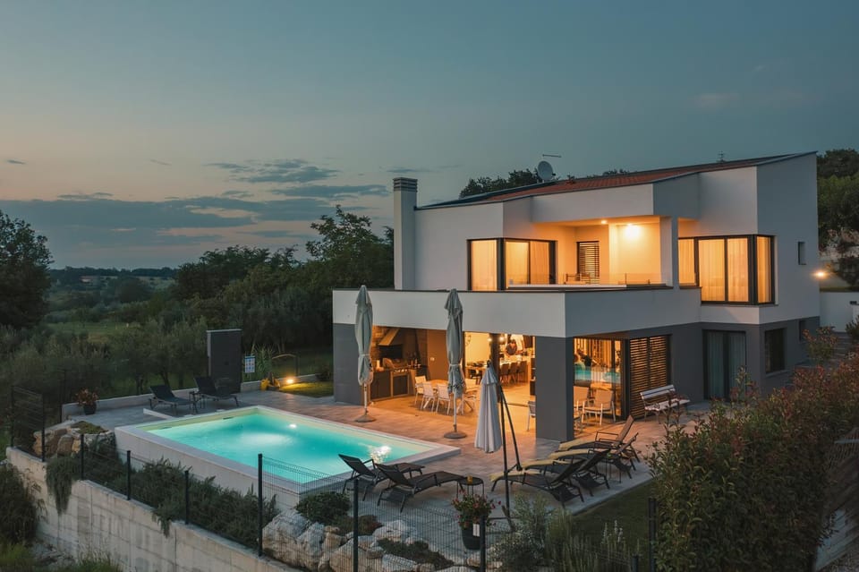 Property building, Restaurant/places to eat, Swimming pool, Breakfast