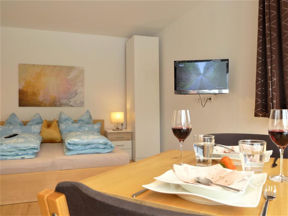 TV and multimedia, Living room, Seating area, Dining area, Bedroom