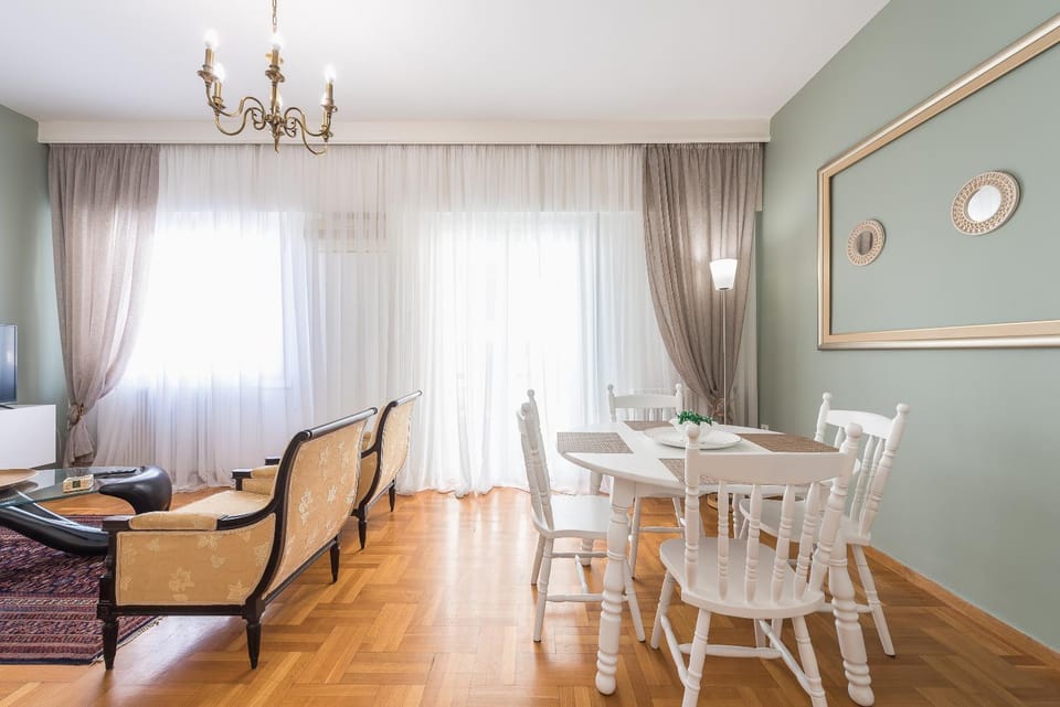 Nearby landmark, Restaurant/places to eat, Neighbourhood, Living room, Dining area, Supermarket/grocery shop