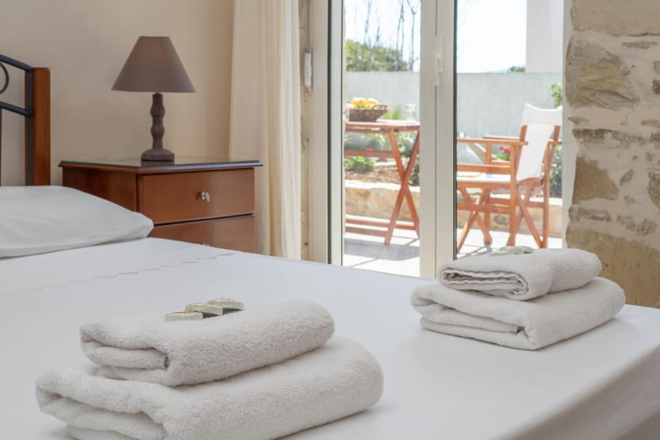 Bed, Bedroom, Garden view