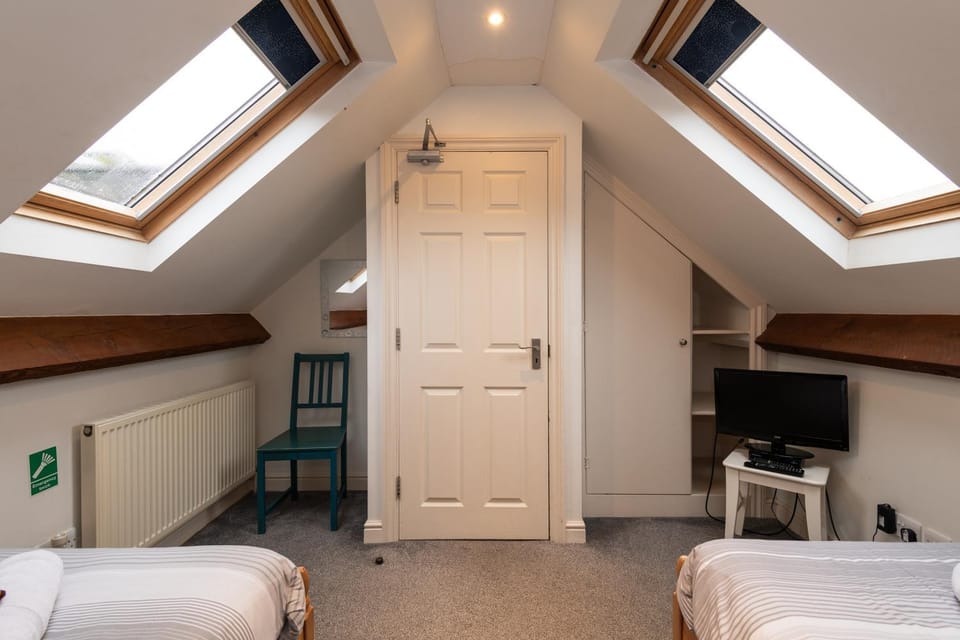 Bed, TV and multimedia, Photo of the whole room, Bedroom, wardrobe