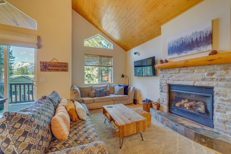 Central Townhome < 1 Mi to The Village at Mammoth! House in Mammoth Lakes