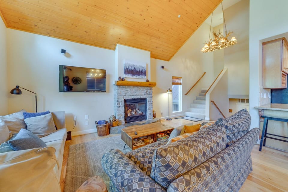 Central Townhome < 1 Mi to The Village at Mammoth! House in Mammoth Lakes