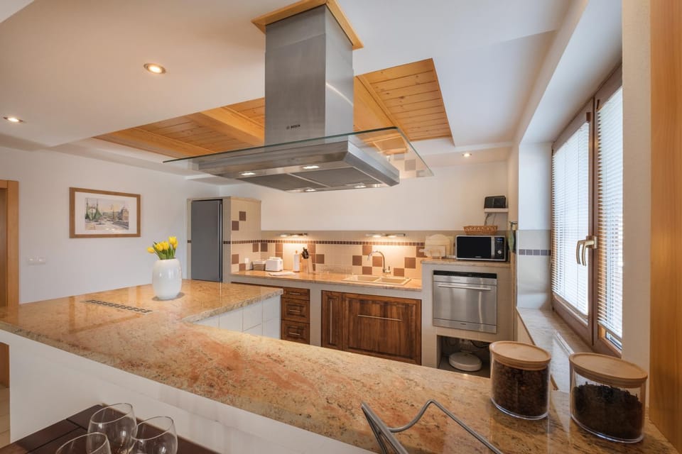 Coffee/tea facilities, Decorative detail, dishwasher, microwave, kitchen