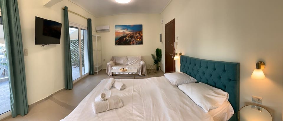Bed, Photo of the whole room, Seating area, Bedroom