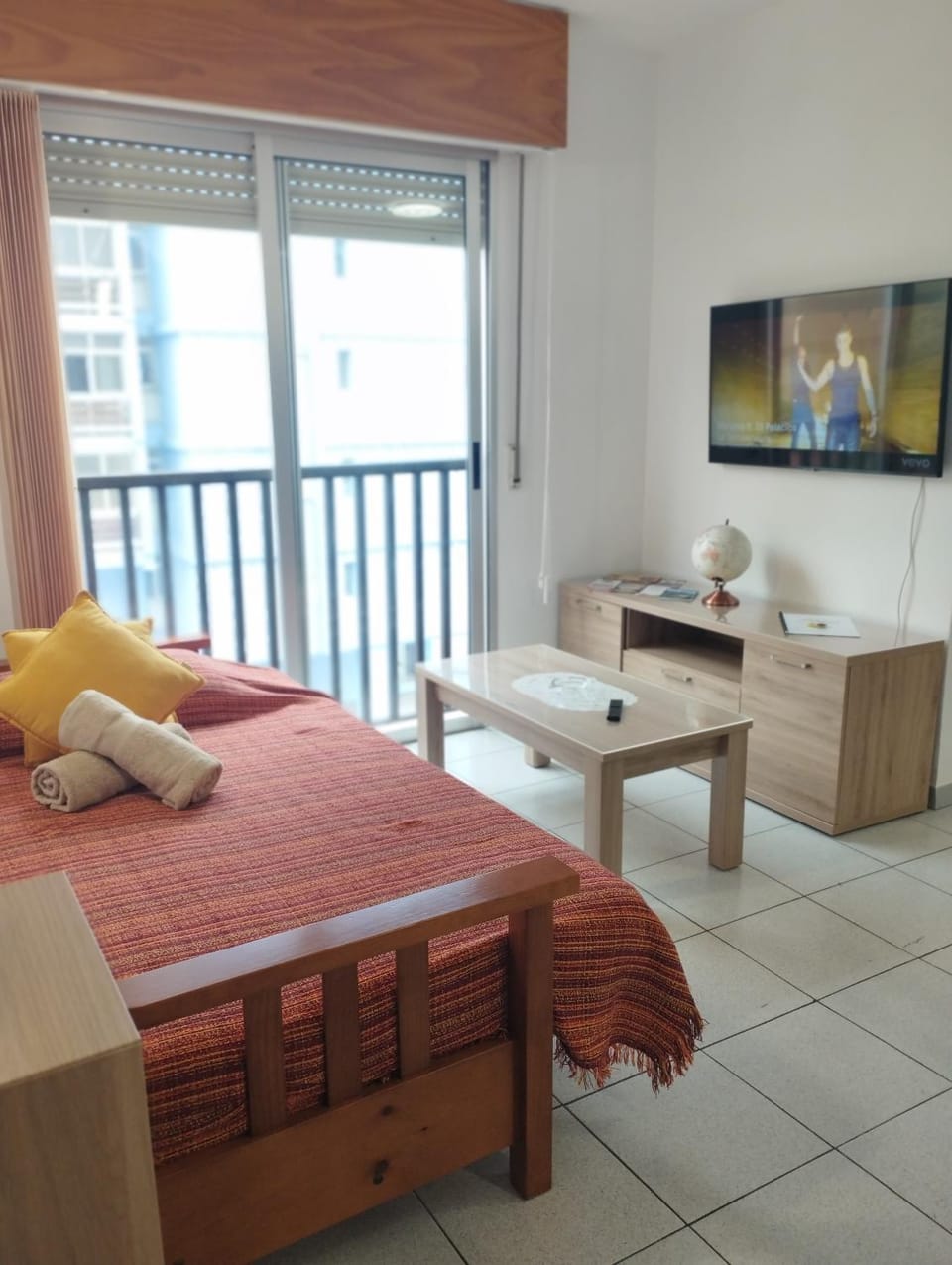 Bed, Living room