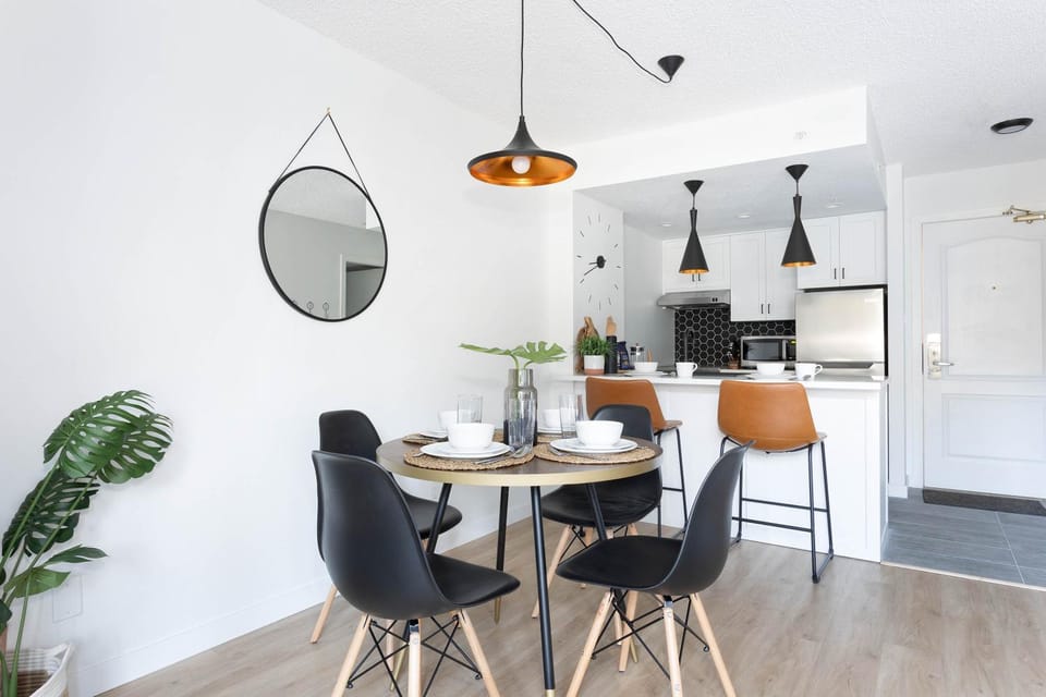 Contemporary & Spacious Slopeside 1BR Getaway Apartment in Whistler