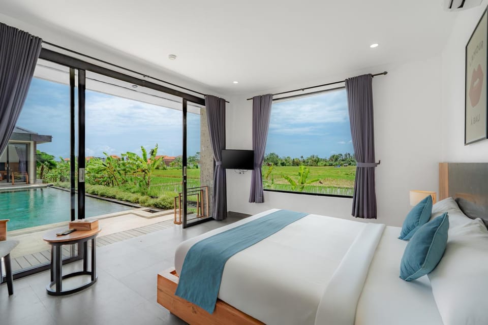 Bed, TV and multimedia, Bedroom, Pool view, air conditioner