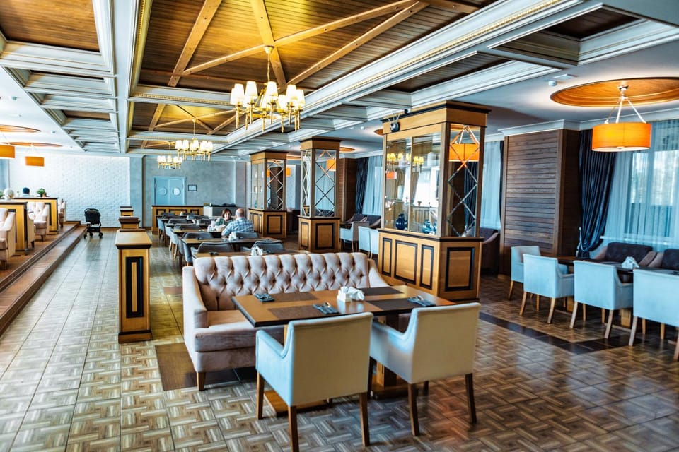 Restaurant/places to eat, Restaurant/places to eat, Lounge or bar, Banquet/Function facilities, Seating area