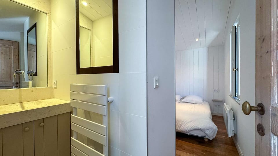 Bed, Bathroom, Photo of the whole room, Bedroom, towels