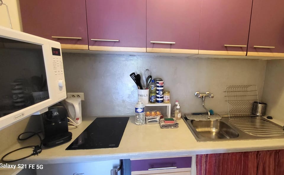 Coffee/tea facilities, Kitchen or kitchenette, stove, toaster