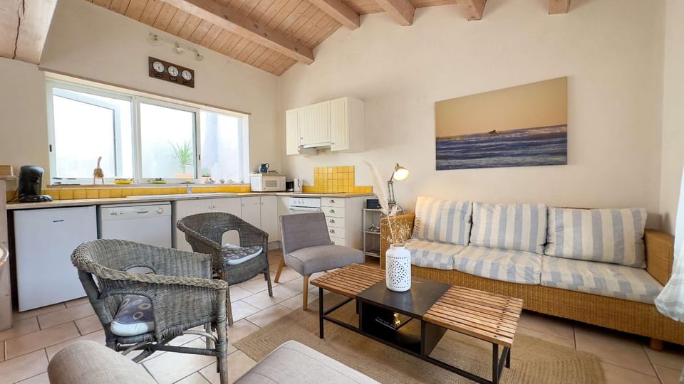 Kitchen or kitchenette, Living room, Seating area, Dining area