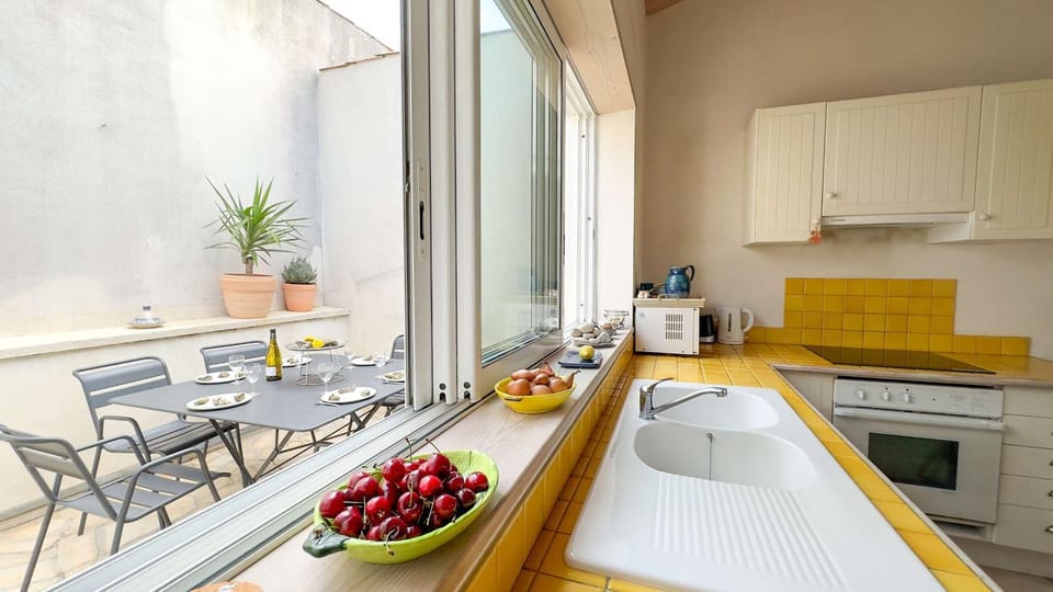 Kitchen or kitchenette, Dining area, minibar, pet friendly, stove