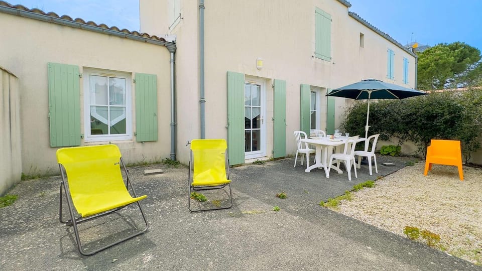 Property building, Patio, Balcony/Terrace, Dining area