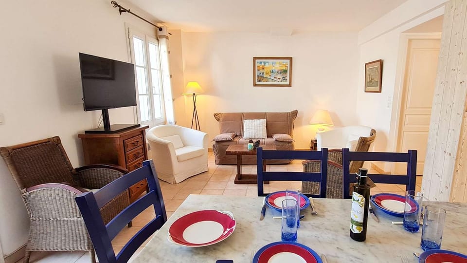 Communal lounge/ TV room, TV and multimedia, Living room, Seating area, Dining area