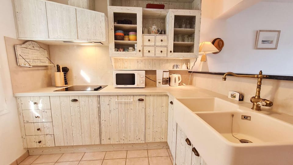 Kitchen or kitchenette, dishwasher, minibar, stove