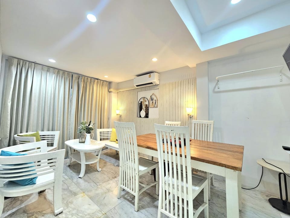 Living room, Seating area, Dining area